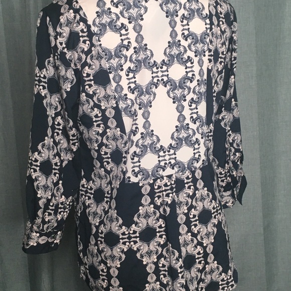 The Limited Tunic Small V-Neck Top - Picture 3 of 5